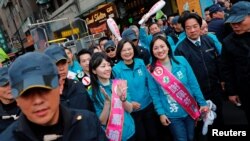 Taiwan President Tsai Ing-wen and the Democratic Progressive Party vice president candidate William Lai attend a campaign event in Taipei, Taiwan, Jan. 10, 2020. 