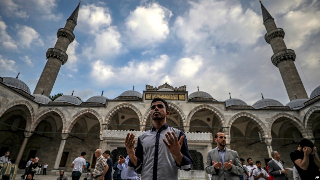 Warga Muslim Turki melakukan salat Ied di Masjid Suleymaniye di Istanbul (6/4).