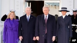 El presidente electo Donald Trump y Melania Trump son recibidos por el presidente Joe Biden y la primera dama Jill Biden a su llegada a la Casa Blanca, el lunes 20 de enero de 2025, en Washington. (Foto AP/Alex Brandon)