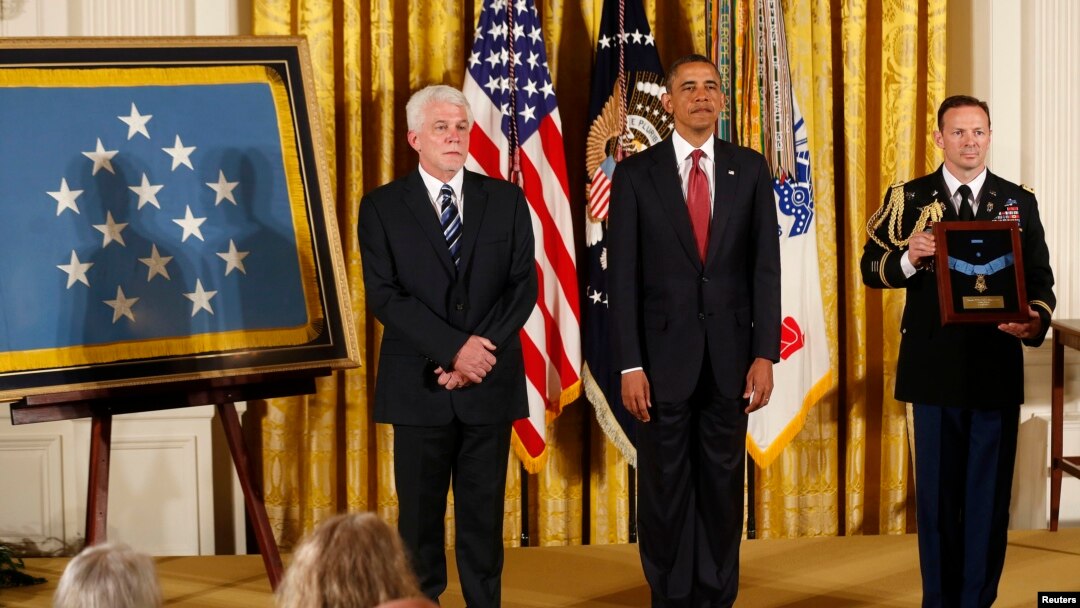 El sobrino del padre Emile Kapaun, Ray Kapaun, recibió de manos del presidente Obama, la máxima Medalla de Honor a los héroes de guerra. 