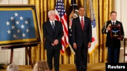 El sobrino del padre Emile Kapaun, Ray Kapaun, recibió de manos del presidente Obama, la máxima Medalla de Honor a los héroes de guerra. 