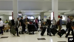 Tim pencari pesawat pemburu Spitfire Inggris tiba di bandara Internasional Yangon, 6 Januari 2013, untuk memulai operasi penggalian di sekitar bandara Yangon (AP Photo/Khin Maung Win).