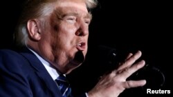 Calon presiden Amerika Serikat dari partai Republik, Donald Trump saat berkampanye di bandara Kinston, North Carolina, 26 Oktober 2016 (Foto: REUTERS/Carlo Allegri).