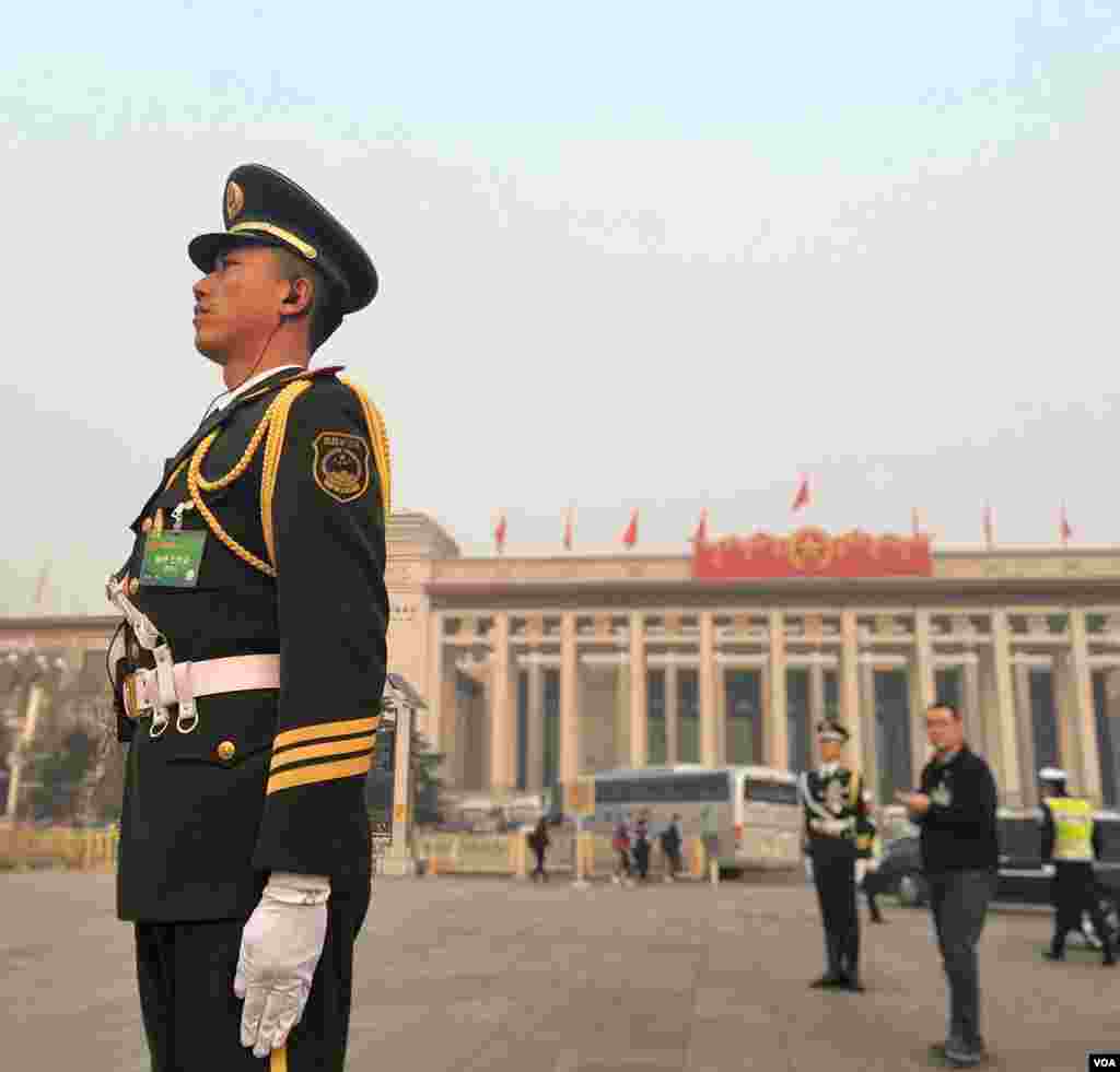 天安门国旗卫士在人民英雄纪念碑前目送政协委员离开会场(2016年3月3日 美国之音金子莹拍摄)