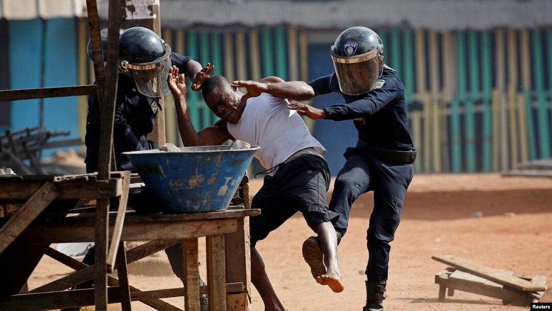 Abapolisi bafashe abiyamiriza manda ya gatatu ya Perezida Alassane Ouattara i Abidjan.