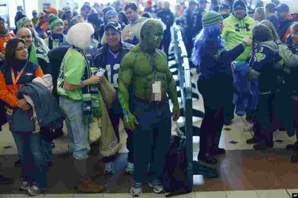 Para penonton Super Bowl mengantre untuk diperiksa petugas keamanan di Secaucus Junction di Secaucus, New Jersey (2/2). (AP/Morry Gash)