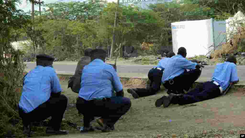 Des policiers kenyans se mettent à couvert à l&#39;extérieur de l&#39;univeté de Garissa, au Kenya, lors d&#39;une attaque par des hommes armés à Garissa, au Kenya, jeudi 2 avril 2015.