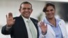 En esta foto de archivo tomada el 14 de septiembre de 2010, el presidente hondureño Porfirio Lobo y su esposa Rosa Elena Bonilla saludan durante una visita al Museo de Antropología de la Ciudad de México.