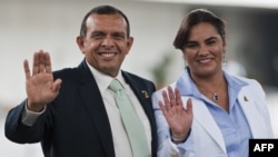 En esta foto de archivo tomada el 14 de septiembre de 2010, el presidente hondureño Porfirio Lobo y su esposa Rosa Elena Bonilla saludan durante una visita al Museo de Antropología de la Ciudad de México.