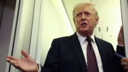 دونالد ترامپ در حال گفت‌وگو با خبرنگاران در هواپیمای اختصاصی رئیس‌جمهوری