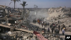 Displaced Palestinians leave parts of Khan Younis as they go back to their homes in Rafah, southern Gaza Strip, Jan. 19, 2025.