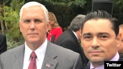 El vicepresidente de EE.UU., Mike Pence, invitó al dirigente opositor venezolano Carlos Vecchio a su residencia para un evento por el Mes de la Herencia Hispana. Oct. 11 de 2017. Foto: @carlosvecchio