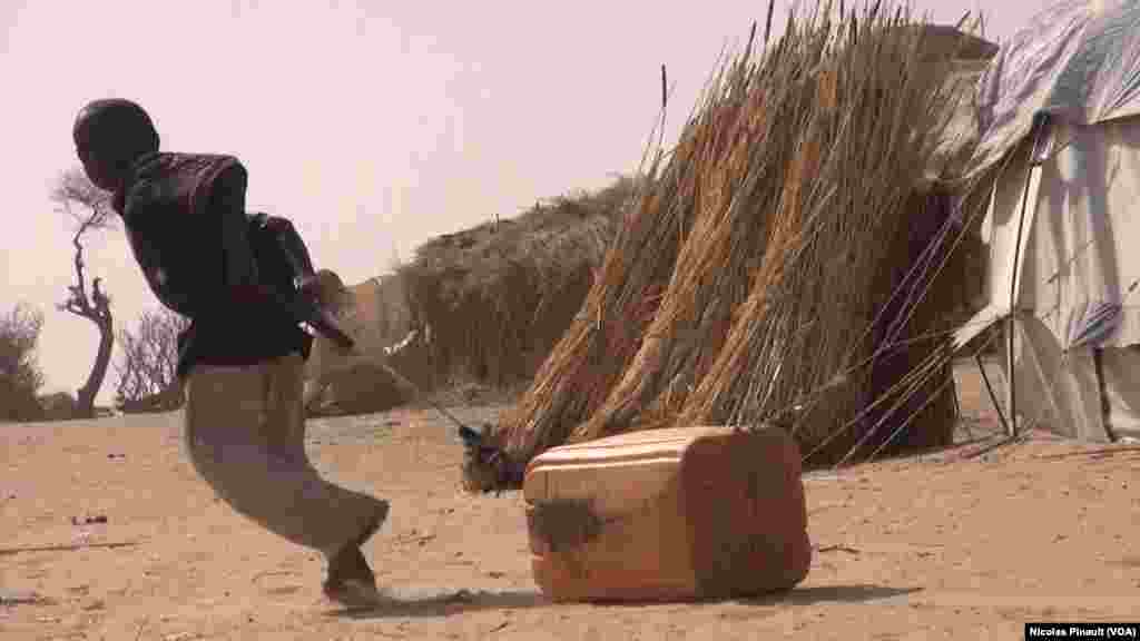 A child plays at the&nbsp; Assaga camp, Niger, March 3, 2016. (N. Pinault/VOA)