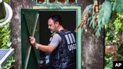 Un trabajador del Servicio Geológico de Estados Unidos comprueba el medidor de agua a lo largo del río Chattahoochee, cerca de Paces Ferry Drive SE tras el paso del huracán Helene por la zona, el viernes 27 de septiembre de 2024, en Atlanta.