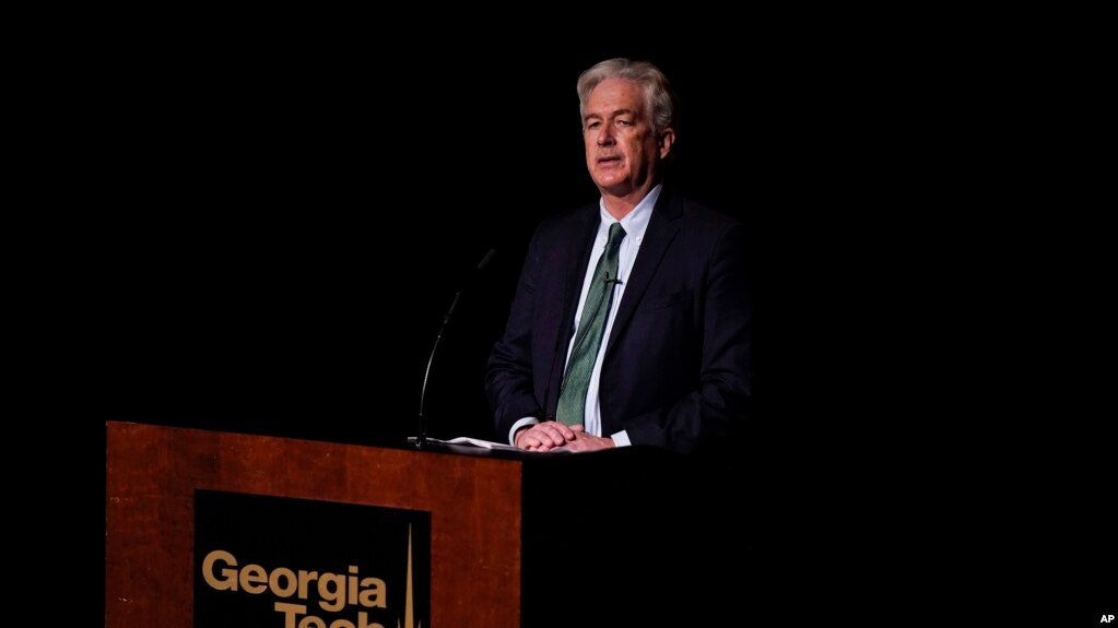 2022年4月14日，美国中央情报局局长伯恩斯在佐治亚理工大学发表讲话。（美联社）(photo:VOA)