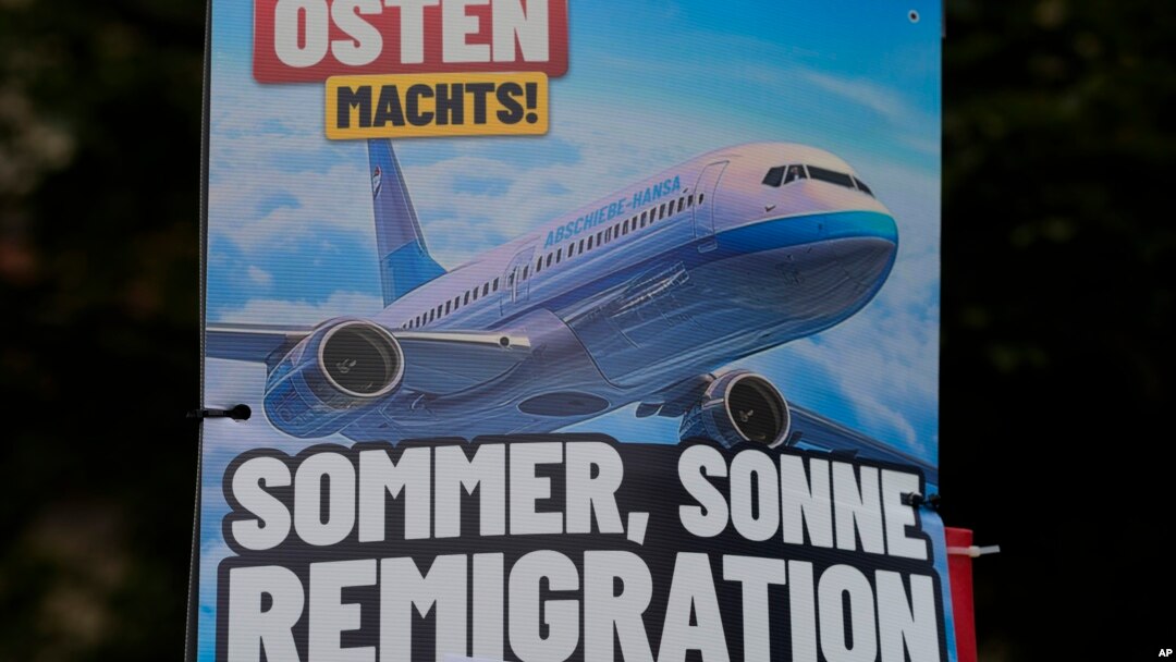 Plakati predizborne kampanje AfD sa avionom "za deportaciju“ (Foto: AP /Markus Schreiber)