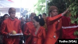 Presiden Jokowi dan keluarga berbusana adat Jawa memulai prosesi pernikahan putrinya di Solo, Selasa, 7 November 2017. (Foto: VOA/Yudha)