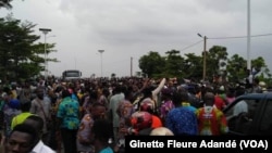 Manifestation sur le pont de Porto-Novo, Benin, le 25 fevrier 2019. (VOA/Ginette Fleure Adandé) 