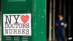 5일 미국 뉴욕주 브룩클린의 한 병원 앞 건널목에 의사와 간호사들을 응원하는 문구가 붙어있다.