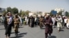 Taleban askerleri Kabil'de Pakistan karşıtı bir protestoda eylemcilerin önünde yürüyor