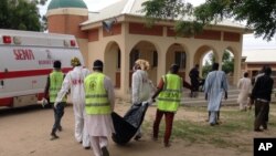 Abatabara batwaye ikiziga c'uwishwe n'umwiyahuzi i Maiduguri, Nigeria, Italiki 24, ukwezi kwa ndwi, 2017.