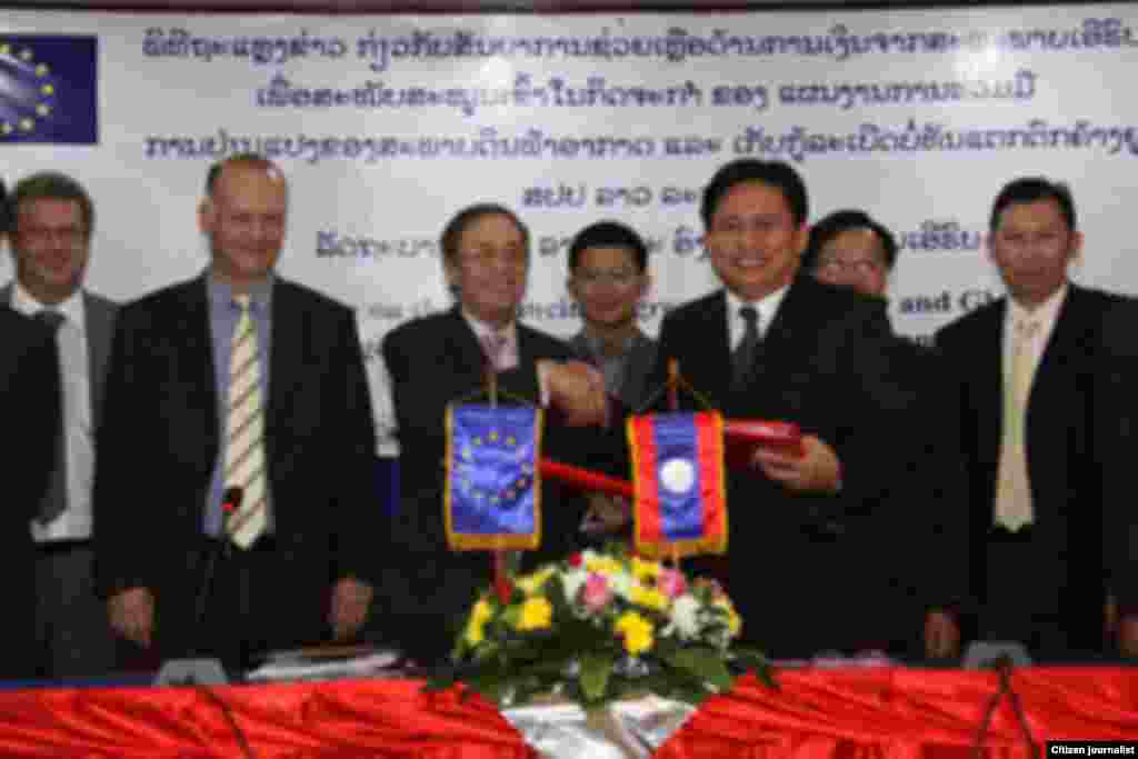 EU grants Lao for UXO clearing in June 2012 (ພິທີເຊັນສັນຍາຊ່ວຍເຫລືອໃນການເກັບກູ້ລະເບີດ ບໍ່ທັນແຕກ ທີ່ສະຫະພາບຢູໂຣບມອບໃຫ້ແກ່ລາວ ທີ່ຈັດຂຶ້ນໃນເດືອມິຖຸນາ 2012