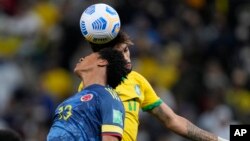 Kolonbyen Yairo Moreno a goch ak Brezilyen Lucas Paqueta pandan yon match kalifikasyon FIFA pou Mondyal Katar 2022 a, 11 Nov. 2021.
