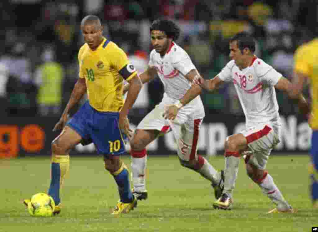 Gabon's Daniel Cousin (R) challenges Bilel Ifa (C) and Anis Boussaidi of Tunisia during their African Cup of Nations Group C soccer match at Franceville stadium in Gabon January 31, 2012.