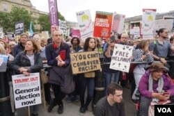 Demonstran berkumpul dan meneriakkan slogan anti-Trump di London (4/6).