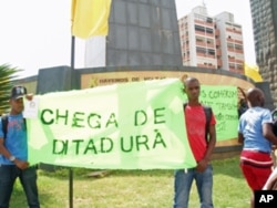 Alguns manifestantes transportavam cartazes