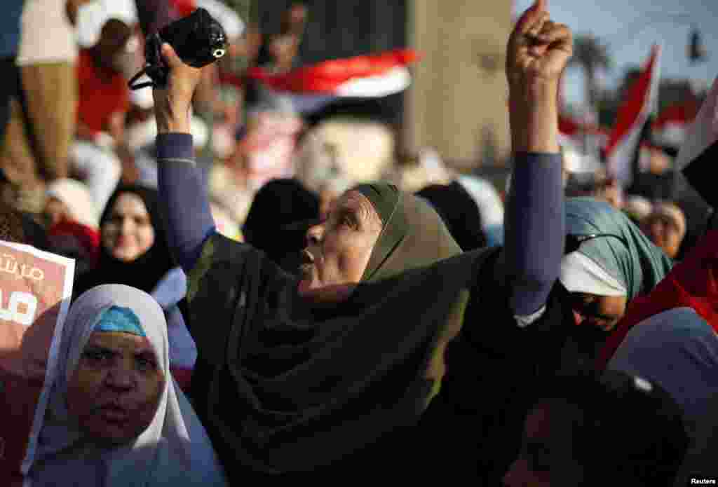 Supporters of Muslim Brotherhood&#39;s presidential candidate Mohamed Morsi celebrate his victory at the election at Tahrir Square in Cairo, June 24, 2012. (Reuters)