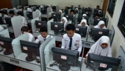 Para pelajar sedang mengikuti pembelajaran di ruang komputer. (Foto: Petrus Riski/VOA)