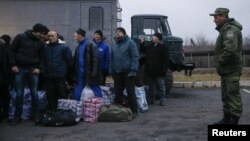 Para tahanan perang tentara Ukraina menjelang pertukaran tahanan di Donetsk, Ukraina timur, Rabu (27/12). 
