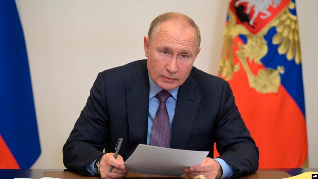 Putin vetizolohet pas infektimit me COVID të anëtarëve të rrethit të tij të ngushtë