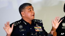 Kepala Polisi Diraja Malaysia, Inspektur Jenderal Khalid Abu Bakar dalam konferensi pers di Kuala Lumpur (22/2). (AP/Vincent Thian)