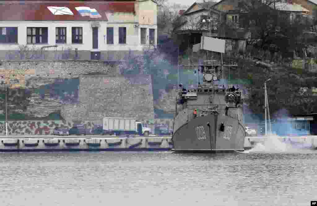 Ukrainian sailors prepare their anti-submarine ship &quot;Ternopil&quot; in the Black Sea port of Sevastopol, Crimea, Ukraine, March 2, 2014.&nbsp;