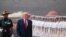Tổng thống Hoa Kỳ Donald Trump duyệt binh danh dự tại lễ tiếp đón trước của Dinh Tổng thống Rashtrapati Bhavan ở New Delhi, Ấn Độ, ngày 25 tháng 2 năm 2020. REUTERS / Al Drago - RC2G7F9F1VUS
