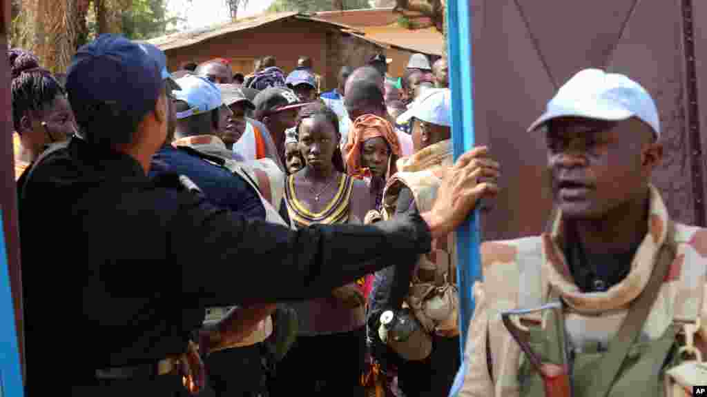 Une mobilisation importante devant un bureau de vote de Bangui, RCA, le 30 décembre 2015.