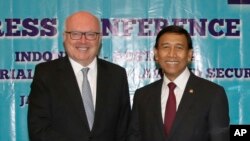 Jaksa Agung Australia George Brandis dan Menteri Pertahanan Indonesia Wiranto dalan konferensi pers di Jakarta, 2 Februari 2017. (AP Photo/Tatan Syuflana)