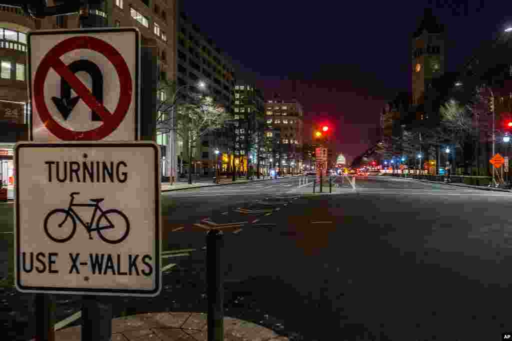 Pennsylvania Avenue yang menghadap ke U.S. Capitol di Washington kosong di pagi hari, 22 Januari 2016 sementara ibukota AS itu bersiap-siap menyambut badai besar yang diperkirakan turun Jumat malam.