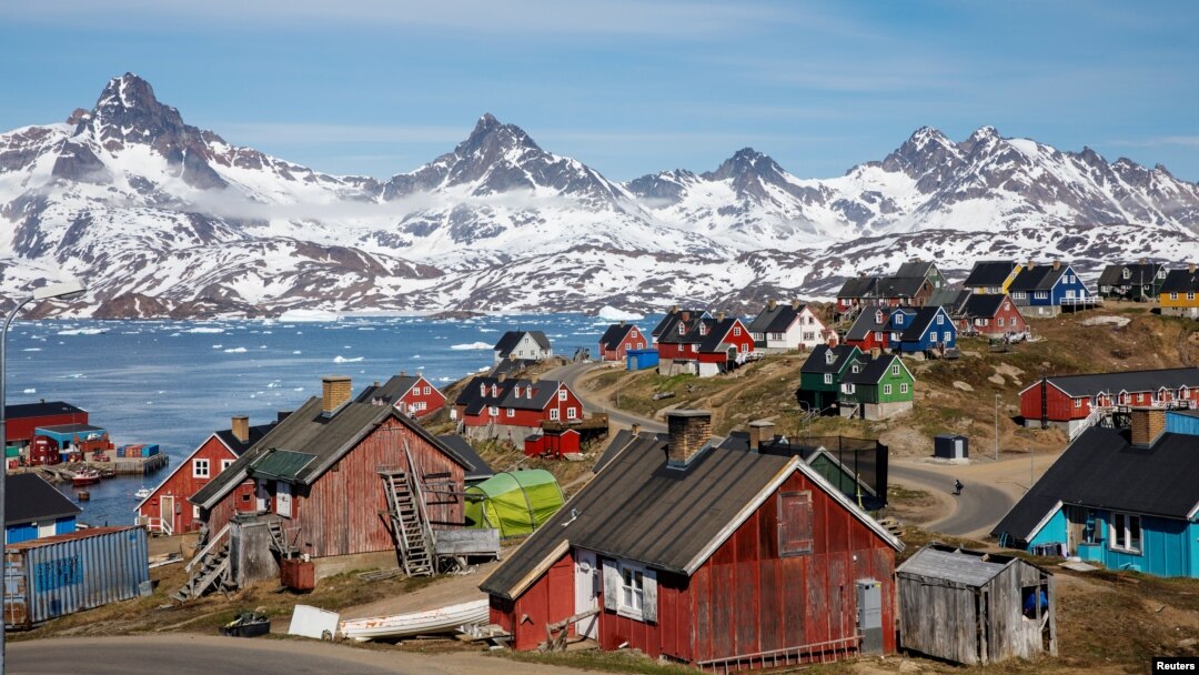 Những ngọn núi phủ đầy tuyết ở bến cảng và thị trấn Tasiilaq, Greenland. 