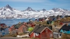 Những ngọn núi phủ đầy tuyết ở bến cảng và thị trấn Tasiilaq, Greenland. 