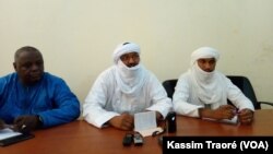 Une conférence de presse des membres de la Coordination des mouvements de l'Azawad (CMA) à Bamako, Mali, 29 mai 2017. (VOA/Kassim Traore)