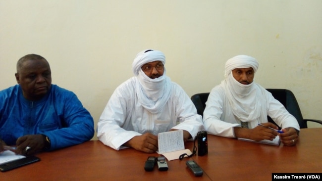 Conférence de presse de la Coordination des mouvements de l'Azawad à Bamako le 29 mai 2017. (VOA/Kassim Traore)