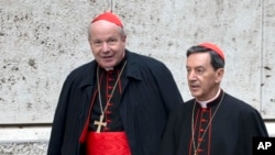 Le cardinal Christoph Schönborn, à gauche, arrive à une réunion entre archevêques et cardinaux, au Vatican, le 13 février 2015.