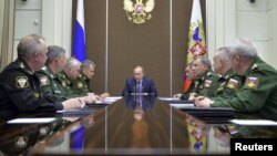 Tổng thống Nga Vladimir Putin (giữa) chủ trì cuộc họp về công nghiệp quốc phòng tại Sochi, Nga, ngày 10/11/2015.