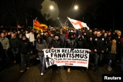 反移民运动“爱国欧洲人反西方伊斯兰化”（PEGIDA）在德累斯顿组织的反伊斯兰化示威。游行者打出的标语写道：“反对宗教极端主义和任何激进主义。团结起来反暴力。”