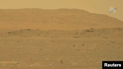 NASA-in helikopter Ingenuity započinje svoj prvi let na planeti Mars,19. april 2021. godine. (NASA/JPL-Caltech/ASU/Handout via REUTERS) 