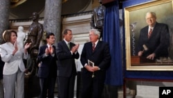 Dennis Hastert es aplaudido por sus colegas al develar su retrato como 51o. Presidente de la Cámara de Representantes, de 1999 a 2007.