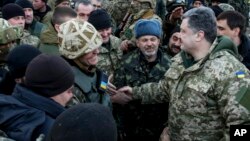 18일 페트로 포로셴코 우크라이나 대통령이 아르테미미우시크에서 정부군 병사들을 격려하고 있다.
